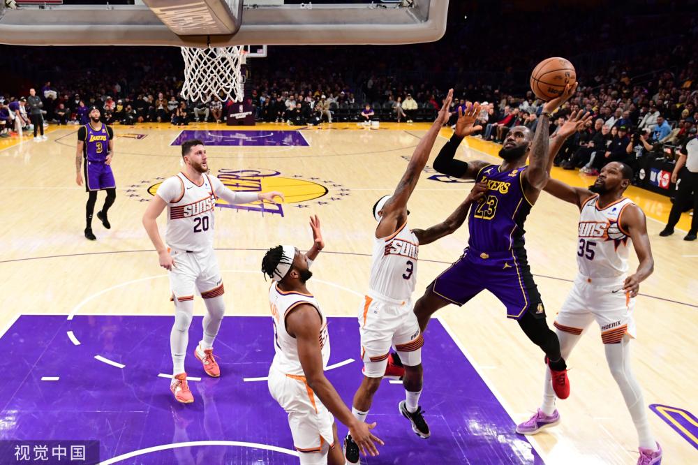 她出现在中 她出现在中